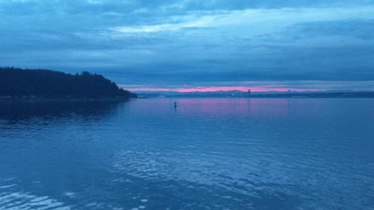 湖边等待日出