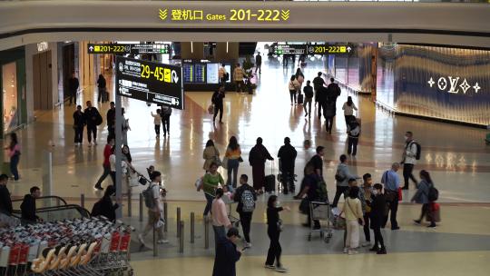 机场人流旅客人群行李箱的乘客登机旅行素材