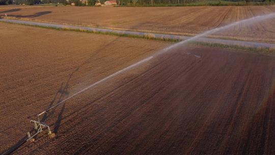 Cingo棕色农田土壤灌溉、农田浇水设备鸟瞰图