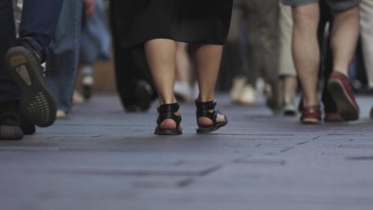城市街道上行走的人群脚步特写
