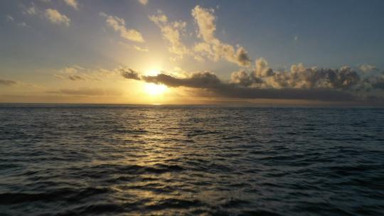 海上日出航拍视频 巴厘岛