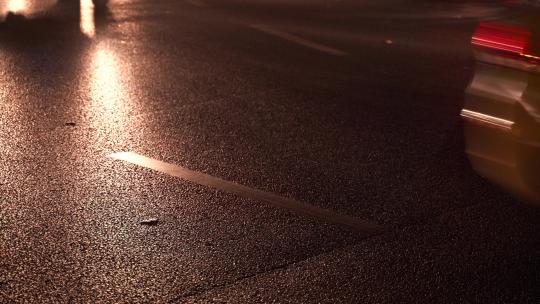 夜晚路面车流行驶而过车辆汽车灯光一闪而过