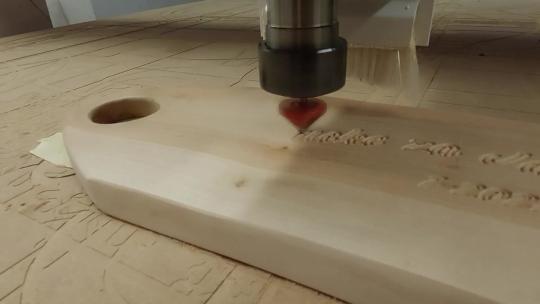 雕刻机在木板上切割文字