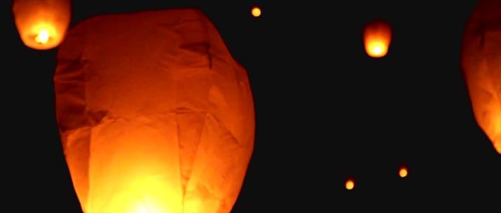 夜空中的孔明灯