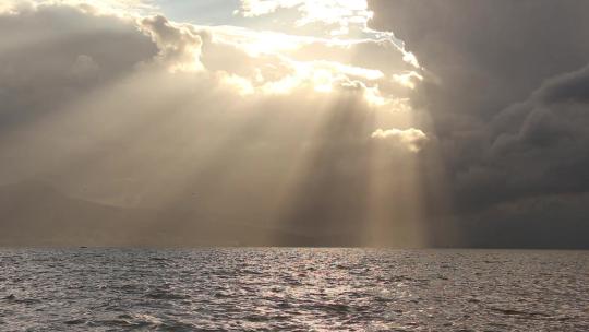 海上日出丁达尔之光海面海水海浪全景视频素材模板下载