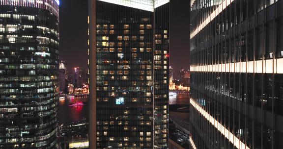 上海陆家嘴写字楼晚上开灯加班的办公室