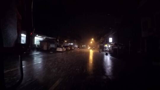 在雨夜使用公共交通工具进行公路旅行