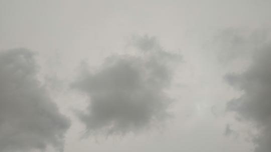 一架飞机飞过黑压压的乌云