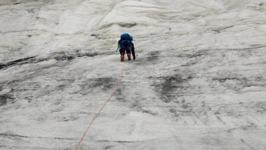 冰川上攀登甘孜党龄主峰夏羌拉雪山的登山者视频素材模板下载