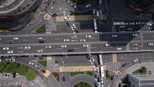 城市交通枢纽高架路口垂直升降航拍
