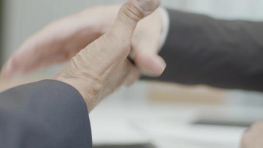 商人握手特写