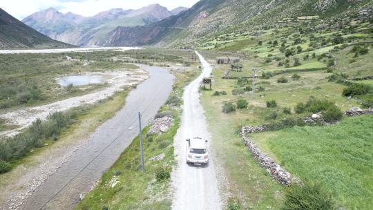 自驾西藏 航拍 远处是雪山，近处是河流高清在线视频素材下载