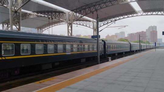 吉林省吉林站火车站出站的绿皮车老火车