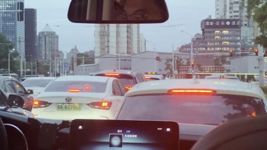 坐在奔驰商务车内行驶在北京拥堵的道路上
