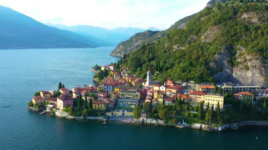 意大利科莫湖畔的瓦伦纳村。意大利著名的高山湖泊