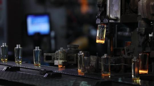 制造业高端玻璃瓶生产流水线视频素材模板下载