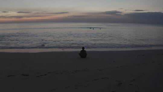 一个人坐在海边