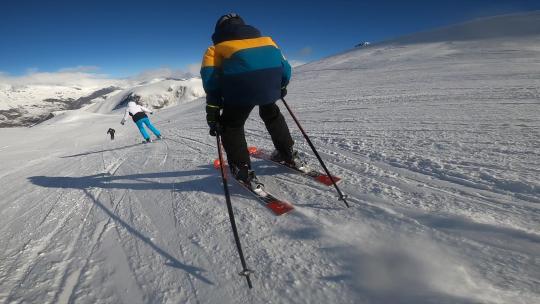 滑雪者以慢动作加速下坡视频素材模板下载