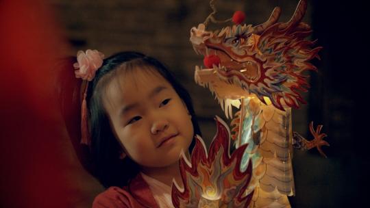 中国娃娃龙年舞龙灯4K视频素材模板下载