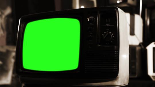 带绿屏的旧电视机。棕褐色调到彩色。