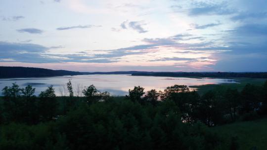 日落后的湖泊天线