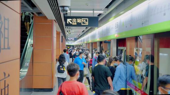 广州地铁都市下班高峰期市民乘坐地铁通勤