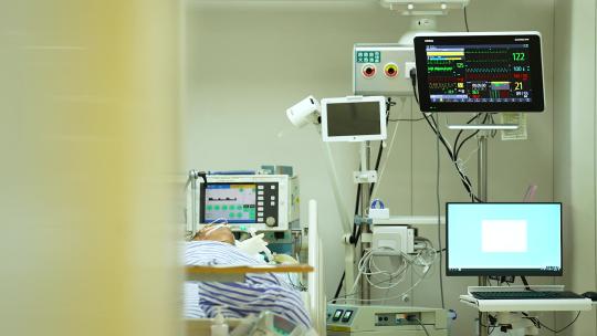 实拍医院重症监护室医生照顾病人分析病情视频素材模板下载