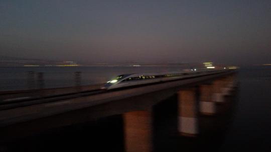 石狮市泉州湾大桥航拍动车晚霞动车交汇-摇高清在线视频素材下载