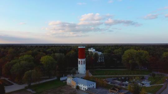 拉脱维亚尤尔马拉克梅里度假公园的克梅里水塔和拉脱维亚国旗。
