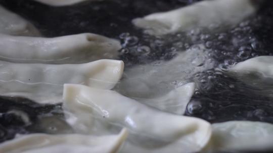 下饺子煮水饺过程实拍视频素材