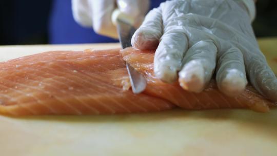 厨师用刀切新鲜鱼片