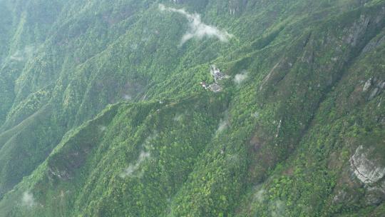 春季雨后高山上的云海