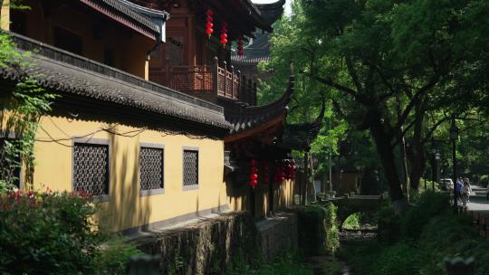杭州中天竺寺庙古建筑门口有小桥小溪视频素材模板下载