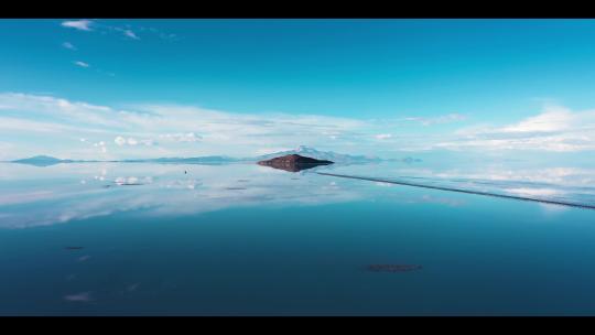 航拍乌尤尼盐沼天空之镜玻利维亚蓝色天际线