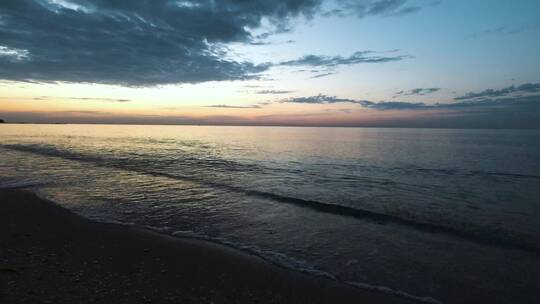 日落时海浪撞击海滩
