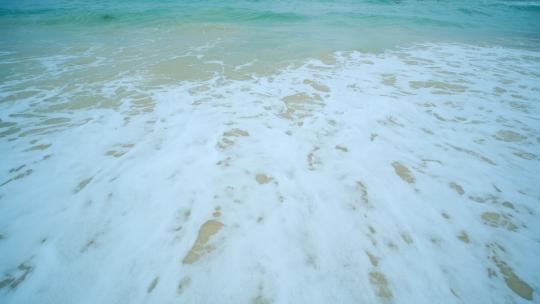 波涛汹涌 海浪拍打沙滩 海边浪花