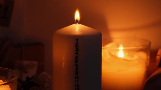蜡烛与降临日历传统燃烧圣诞蜡蜡烛与数字倒计时