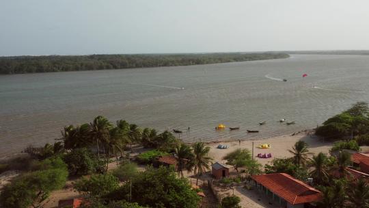 空中：巴西北部帕纳巴河三角洲风筝冲浪。