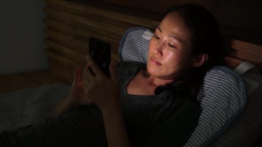 女孩晚上玩手机不睡觉失眠难以入睡视频素材模板下载