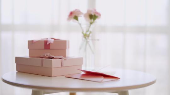 桌子上的礼物盒视频素材模板下载