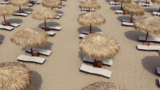 沙滩伞和日光浴浴床的鸟瞰图视频素材模板下载