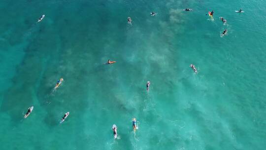 海滩上冲浪者的无人机视图