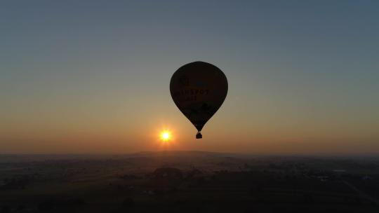 一架无人机看到的阿米什人农田上空雾蒙蒙的早晨热气球的日出