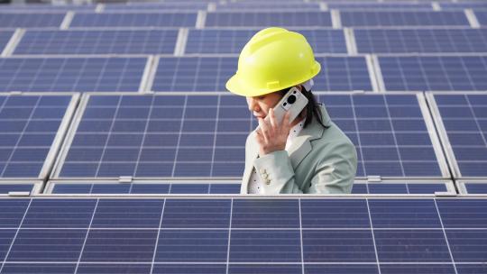 女性工程师在屋顶光伏太阳发电厂工作视频素材模板下载