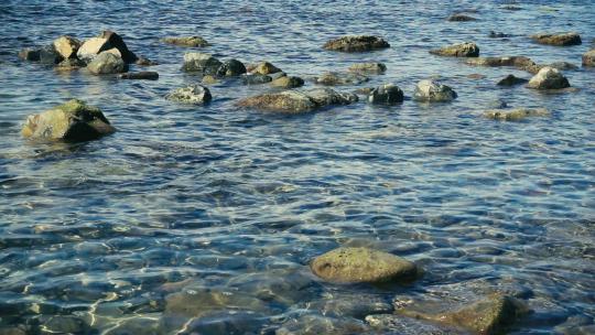 石头海岸上清澈的水