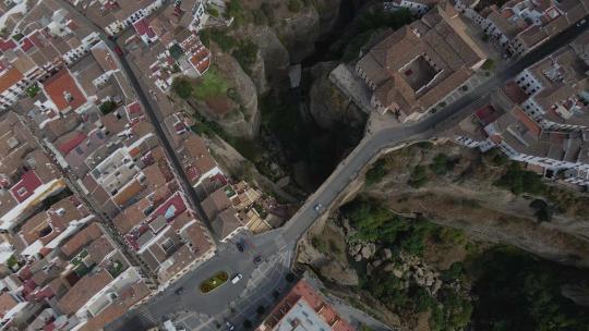 西班牙隆达两座悬崖之间巨型桥梁的俯视图