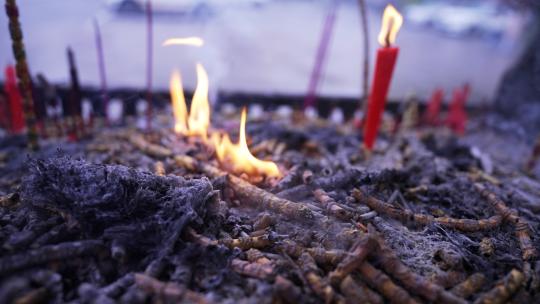 宗教佛教寺庙香炉祭祀燃烧的蜡烛香灰视频素材模板下载