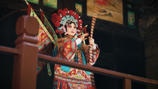 古装戏台唱戏的女子