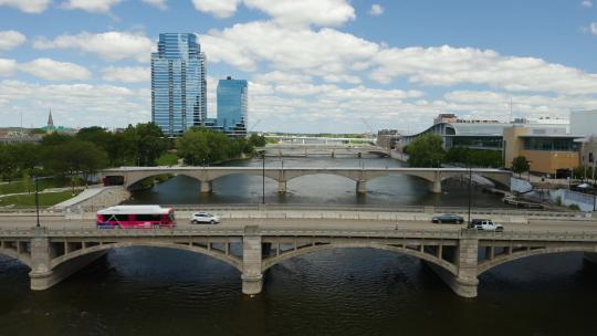 电影空中拉回揭示密歇根州大急流城著名的蓝桥
