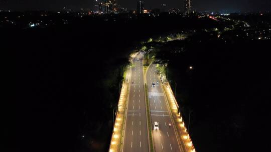 航拍城市夜晚道路的车流灯光 